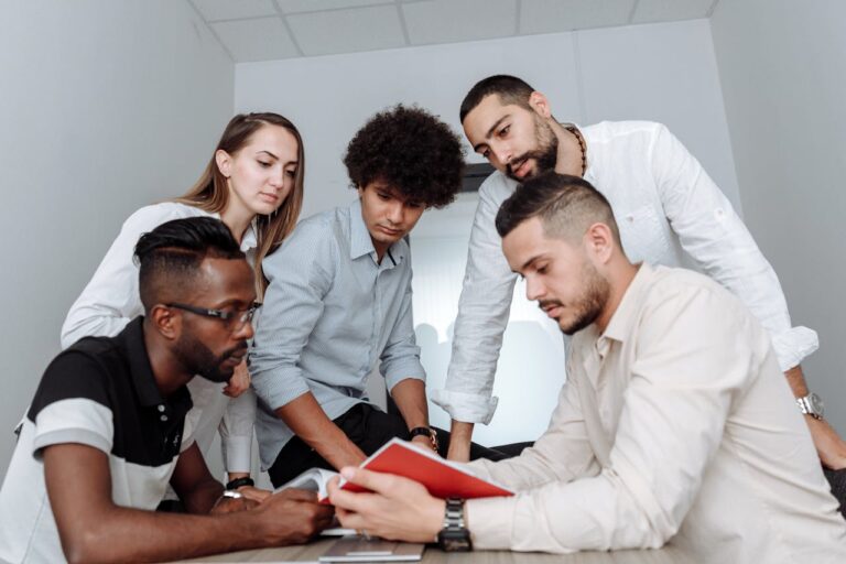 Personas realizando un plan de negocios.