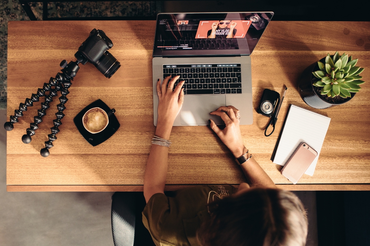 Profesional trabajando en los pasos clave para una Estrategia Social Media